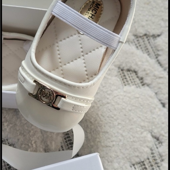Michael Kors Kids Cream Dress Shoes infant size 6-9months - Picture 2 of 3
